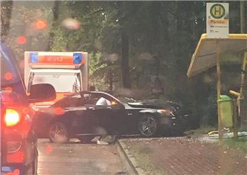 Ein Auto ist am Montagnachmittag in die Bushaltestelle Parktor in Speckenbüttel gerast.