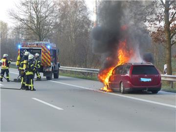 Ein Auto ist auf der A27 bei Uthlede in Brand geraten.