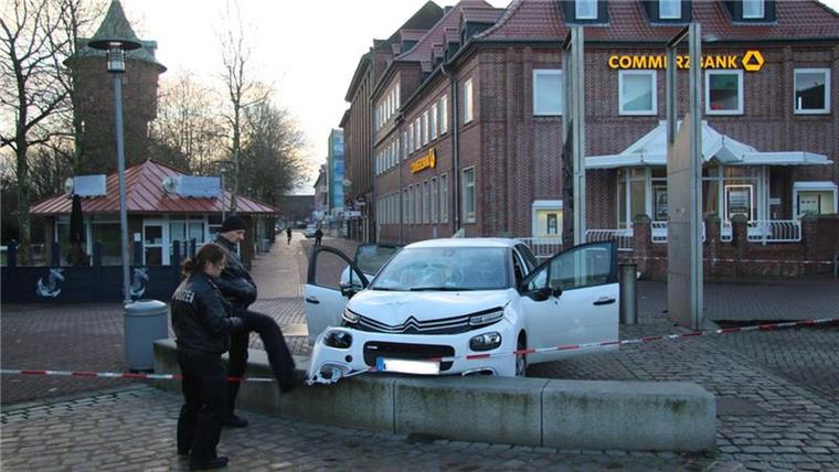Ein Auto ist in Cuxhaven vor einer Diskothek in eine Fußgängergruppe gefahren.