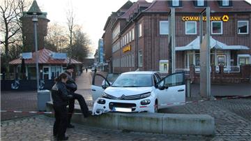 Ein Auto ist in Cuxhaven vor einer Diskothek in eine Fußgängergruppe gefahren.