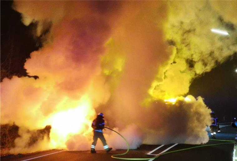 Bremerhaven: Auto geht in Flammen auf Ein Auto ist nachts auf der Cherbourger Straße in Flammen aufgegangen.