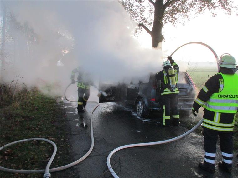 Sittensen: Auto steht voll in Flammen Ein Auto ist zwischen Sittensen und Tiste in Brand geraten. Der Feuerwehr gelang es schnell, die Flammen zulöschen.