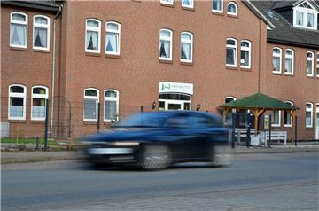 Ein Auto passiert das Pflegeheim „Haus Wilstedt“, das direkt an der Hauptstraße steht.
