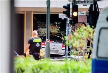 Ein Auto steht im Schaufenster eines Geschäfts auf der Tauentzienstraße, nachdem es in eine Gruppe von Menschen gefahren war. 