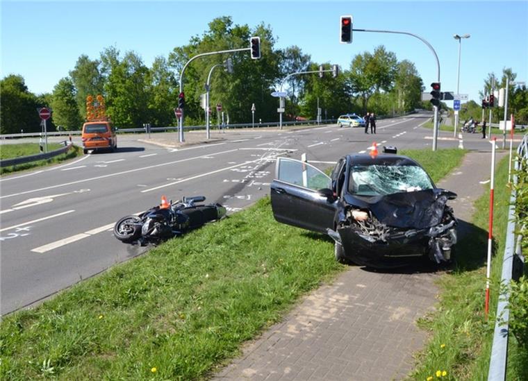 Schwerer Motorradunfall auf der Bundesstraße 71 bei Bockel Ein Auto und ein Motorrad sind am Sonntagnachmittag auf der Bundesstraße 71 bei Bockel zusammengestoßen.