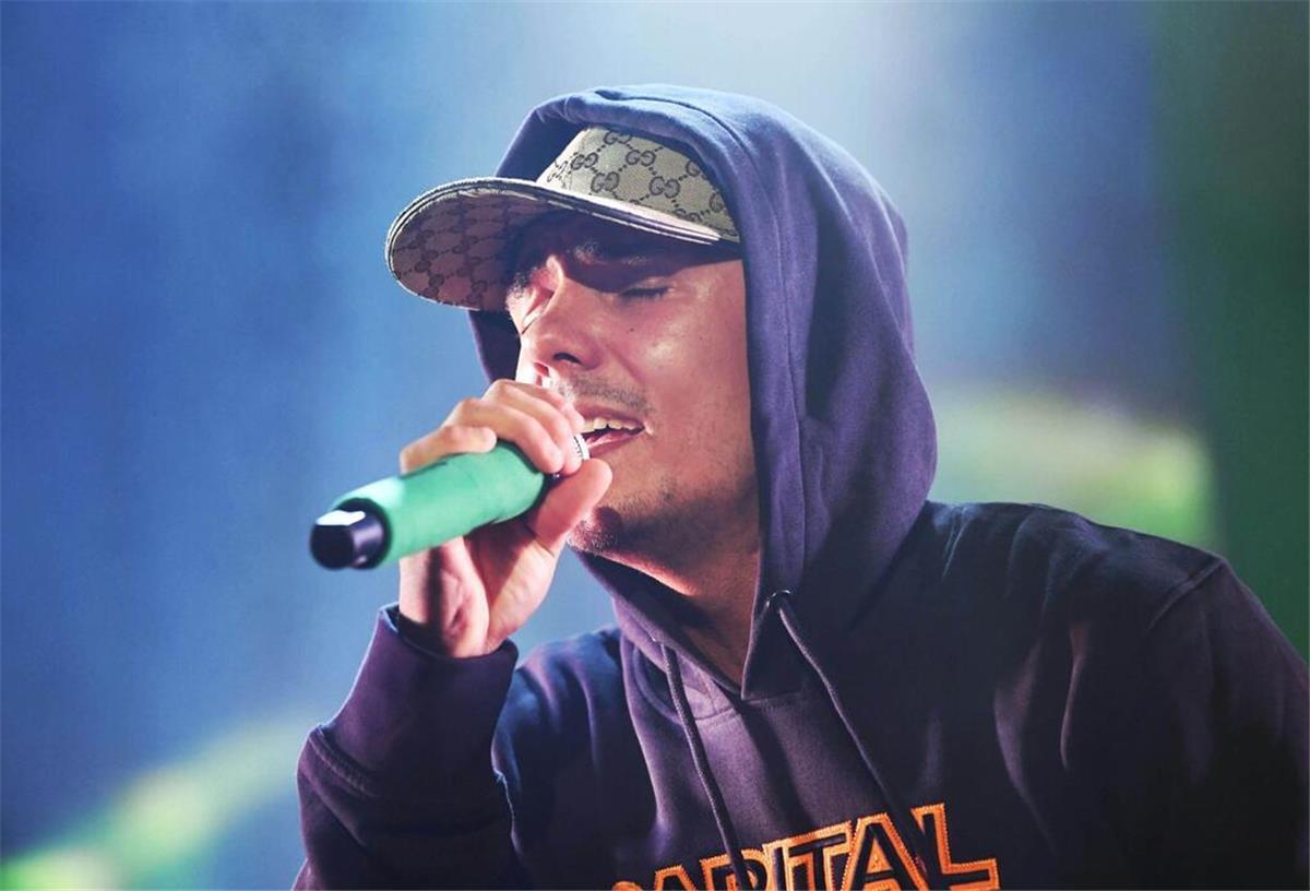 Feuer bei Rapper Capital Bra - Keine Verletzten Ein Auto von Rapper Capital Bra ist auf seinem Grundstück abgebrannt.