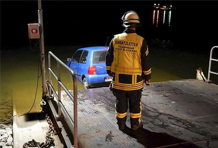 Wegen Navi: Mann landet mit Auto in der Elbe Ein Auto wird von der Feuerwehr am Anleger für die Fähre aus der Elbe gezogen.