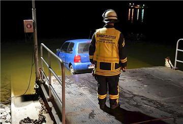 Ein Auto wird von der Feuerwehr am Anleger für die Fähre aus der Elbe gezogen.