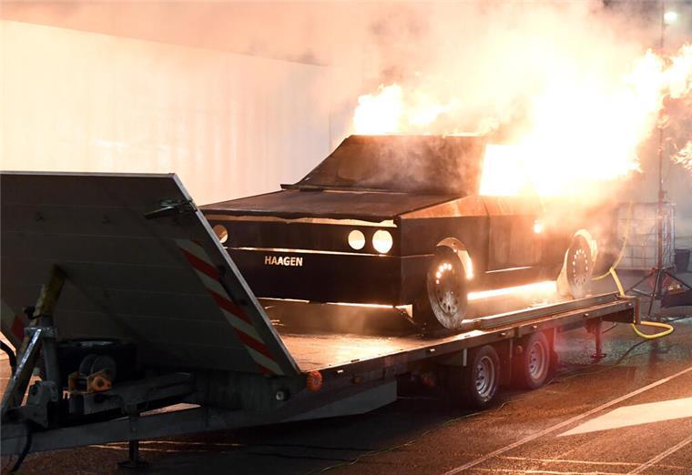 Feuer im brandneuen Hafentunnel: Warum hier absichtlich ein „Auto“ abgefackelt wird Eine Autoattrappe steht in Flammen.