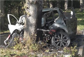 Ein ausgebrannter PKW an der Unfallstelle.