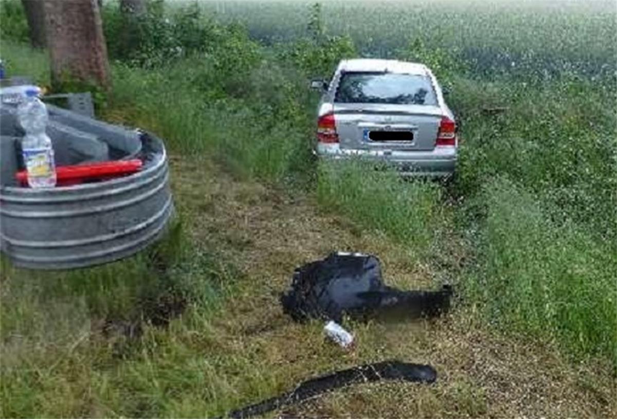 B71: Polizei erwischt berauschten Autofahrer (20) bei Unfallaufnahme Ein Autofahrer aus Bremervörde musste mit einem Wagen in den Seitenraum ausweichen.