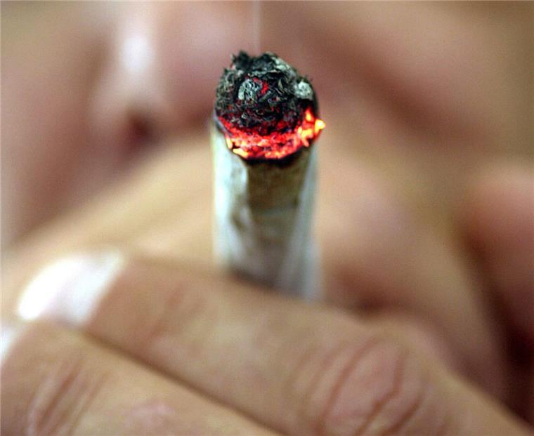Bremerhaven: Polizei erwischt berauschten Autofahrer (27) Ein Autofahrer gab bei einer Verkehrskontrolle in Bremerhaven zu, Cannabis geraucht zu haben.