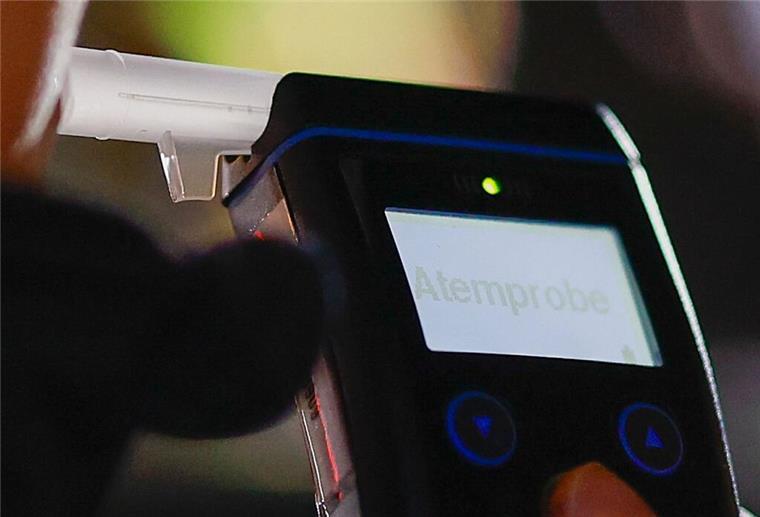 Nesse: Betrunkener Autofahrer beleidigt Polizistinnen Die Polizei misst den Atemalkoholgehalt eines Autofahrers mit einem Alkoholtester.