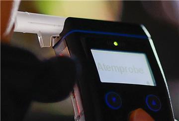 Die Polizei misst den Atemalkoholgehalt eines Autofahrers mit einem Alkoholtester.