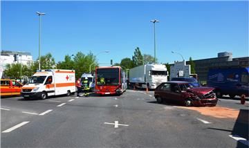 Ein Autofahrer hat am Montag einem Bus auf der Kreuzung Grimsbystraße/Deichstraße die Vorfahrt genommen.