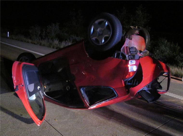 Unfall auf der A1 bei Elsdorf: Zwei Autos überschlagen sich Ein Autofahrer wollte am Donnerstagabend auf der Autobahn 1 bei Elsdorf einen Transporter überholen. Der herannahende Mercedes konnte nicht mehr bremsen. Es kam zum Zusammenstoß.