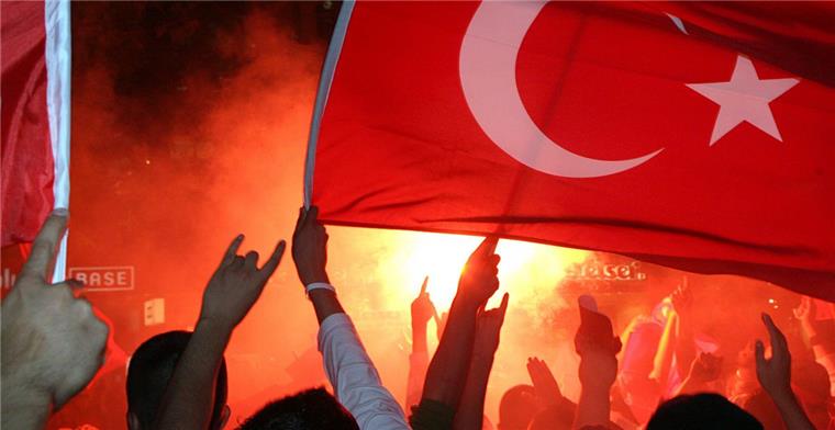 Bremer Polizei stoppt Autokorso nach Türkei-Referendum Ein Autokorso nach dem Ergebnis des türkischen Referendums wurde am Sonntagabend von der Bremer Polizei gestoppt.