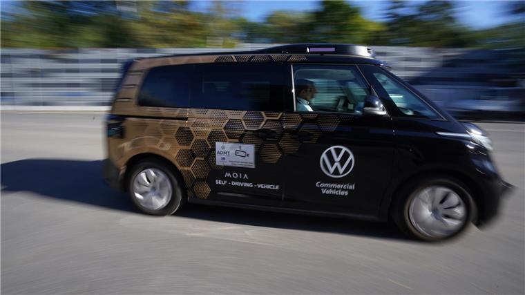Ein autonom fahrender ID. Buzz AD vom Sammeltaxianbieter Moia fährt auf dem Hochbahn-Betriebshof Alsterdorf.