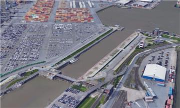 Ein Autotransporter hat die Nordschleuse in Bremerhaven gerammt.