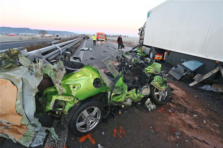 Massenkarambolage: Sechs Menschen sterben im dichten Nebel Ein Autowrack steht nach dem Unfall auf der Autobahn 7 nahe Bad Grönenbach in Bayern. Im dichten Nebel krachten mehrere Fahrzeuge ineinander. Dabei sind in der Silvesternacht sechs Menschen gestorben.