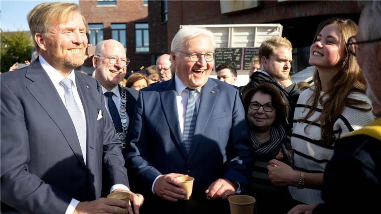 König Willem-Alexander heißt Steinmeier willkommen Ein Bad in der Menge bei strahlendem Sonnenschein genießen die beiden Staatsoberhäupter König Willem-Alexander (Niederlande) und Bundespräsident Frank-Walter Steinmeier im niederländischen Denekamp.