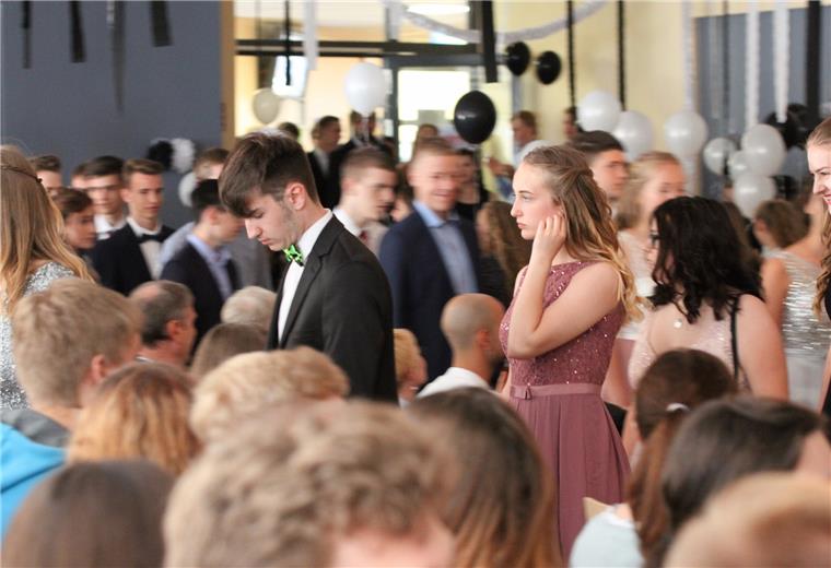 Abschlussklassen 2020: Kein Abschied durch die Hintertür Ein Bad in der Menge, so wie auf diesem Foto aus dem Jahr 2019 vom Abschlussjahrgang der KGS Tarmstedt, wird es nicht geben. Trotzdem wollen die Schulen in der Region den jungen Menschen einen runden Abschluss bieten und gehen dafür auch neue Wege.