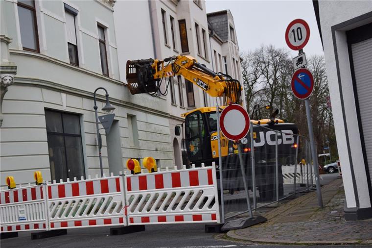 Stadt schafft Platz für neuen Dorfplatz in Nordenham-Blexen Ein Bagger hat gestern Nachmittag damit begonnen, den Anbau des Wohnhauses abzureißen, das an der Ecke Kirchenstraße/Fährstraße steht. Das Eckhaus selbst soll im Januar oder Februar verschwinden.