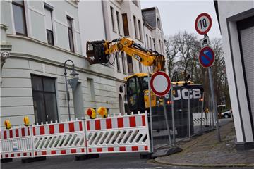 Ein Bagger hat gestern Nachmittag damit begonnen, den Anbau des Wohnhauses abzureißen, das an der Ecke Kirchenstraße/Fährstraße steht. Das Eckhaus selbst soll im Januar oder Februar verschwinden.