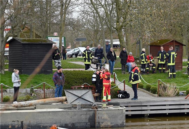 Bagger stürzt in Greetsiel von Ponton in Kanal Ein Bagger wird aus einem Kanal in Greetsiel (Landkreis Aurich) gezogen.