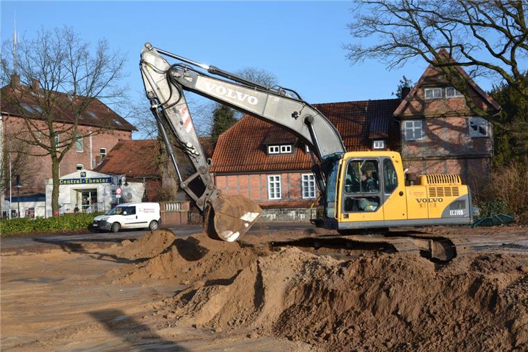Rossmann-Neubau in Zeven: Eröffnung verzögert sich Ein Bagger ist seit ein paar Tagen in der Gartenstraße in Zeven im Dauereinsatz: Die Fertigstellung des Rossmann-Neubaus ist für Oktober/November geplant.