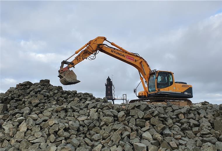 Ein Bagger schichtet Wasserbausteine auf der Leuchtturmwiese in Dorum-Neufeld auf. Das Material soll im kommenden Frühjahr verbaut werden.