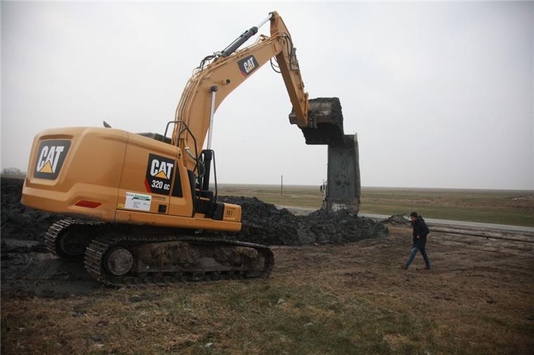 250.000 Badewannen voller Kleiboden für Spieka-Neufeld Ein Bagger verteilt den Kleiboden aus Bremerhaven gleichmäßig auf der Außenböschung des Nordseedeiches in Spieka-Neufeld. Ab 2020/21 soll hier der Deich auf einer Länge von 1,7 Kilometern um rund 60 Zentimeter erhöht werden.