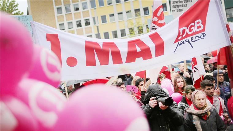 Gewerkschaften wollen für bessere Arbeit demonstrieren Ein Banner mit der Aufschrift „1. Mai DGB-Jugend“ ist bei der damaligen zentralen Mai-Kundgebung des Deutschen Gewerkschaftsbundes (DGB) zu sehen.