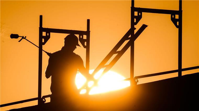 Mehr als 15.000 Ukrainer arbeiten in Niedersachsen Ein Bauarbeiter steht mit einem Gasbrenner beim Bau eines Mehrfamilienhauses im Neubaugebiet.