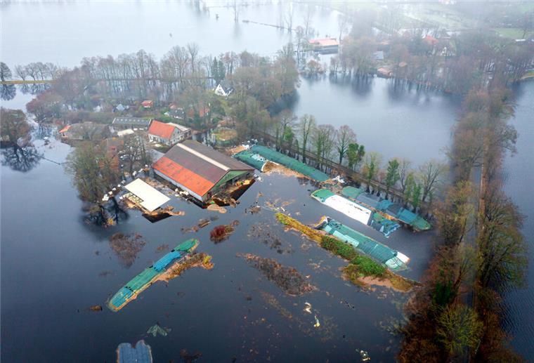 Das Hochwasser von oben: So schlimm ist die Lage im Norden (Bilder) Ein Bauernhof im Bremer Stadtteil Timmersloh steht unter Wasser.