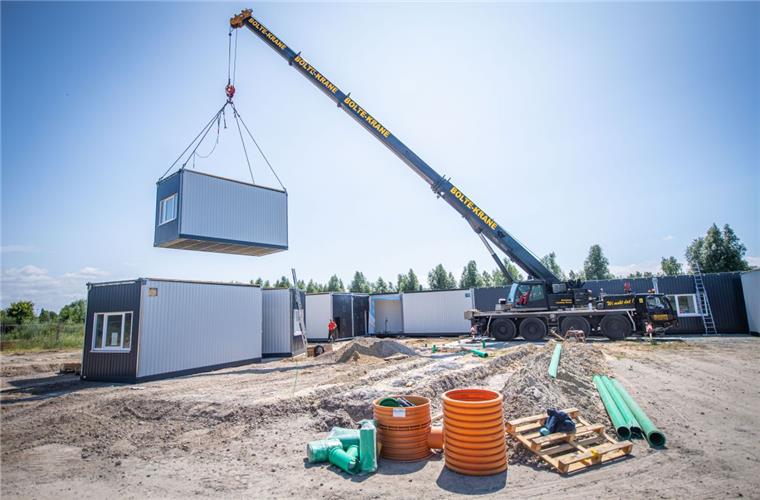 Neuer Schultrakt für Lehe kommt per Kran Ein Baukran richtet die neuen Gebäudemodule für die Erweiterung der Neuen Oberschule Lehe in Bremerhaven aus.