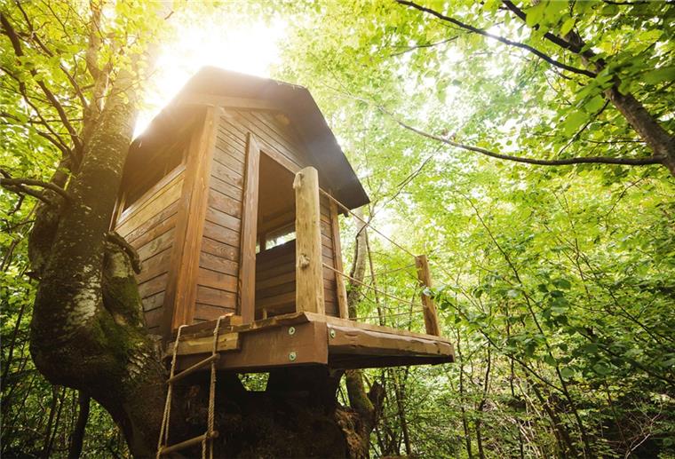 Spielhäuser zu gewinnen - So lässt du Kinderherzen höher schlagen! Baumhaus im Grünen