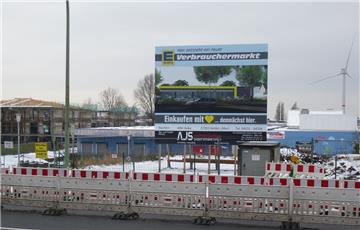 Ein Bauschild steht seit August an der Weserstraße. Auch die ersten vorbereitenden Arbeiten wurden auf dem ehemaligen Warringsgelände in Bremerhaven bereits vorgenommen. Die blaue Halle soll zum größten Teil abgerissen werden. Nur das Fitnessstudio „Well-Vita“ und das Kinderspielparadies „Leo’s Krabbenland“ bleiben erhalten.