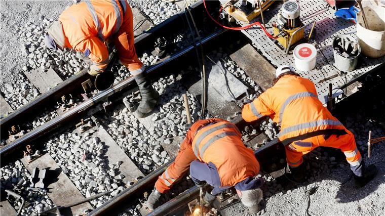 Gleisarbeiten bremsen Verkehr zwischen Münster und Osnabrück Ein Bautrupp der Bahn repariert auf der Strecke zwischen Essen und Duisburg das Gleisbett.