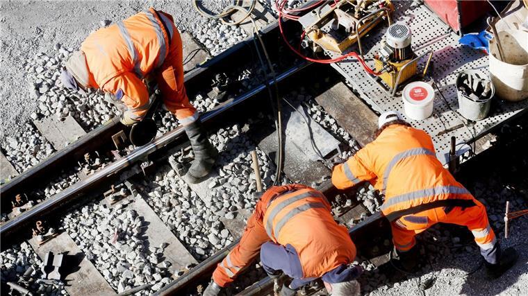 Zugausfälle auf der Strecke zwischen Münster und Osnabrück Ein Bautrupp der Bahn repariert auf einer Strecke das Gleisbett.