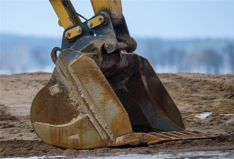 Frust: Baggerfahrer zerlegt Neubau mit 30 Wohnungen Die Schaufel eines parkenden Baggers ruht auf der Baustelle am Boden der Autobahn 14 (A14).