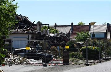 Ein Bauzaun ist um das Grundstück des bei einer Explosion am Donnerstag  zerstörten Wohnhauses in Bremen gezogen worden. 

