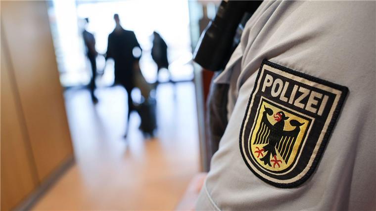 Mutmaßliche Schleuser festgenommen Ein Beamter der Bundespolizei kontrolliert Reisende am Flughafen.
