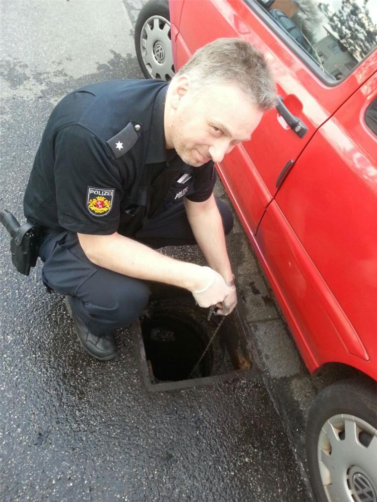 Ein Beamter der Polizei Bremerhaven hat am Wochenende den Autoschlüssel für eine Familie aus Hannover aus einem Gully gefischt.