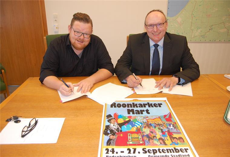 Neuer Hausherr der Markthalle Rodenkirchen kann jetzt loslegen Ein bedeutsamer Moment: Pächter Oleg Wilhelm (links) und Bürgermeister Harald Stindt haben am Freitagvormittag im Rathaus in Rodenkirchen den Vertrag für die Markthalle unterschrieben. Erste Veranstaltung für den neuen Hausherrn Wilhelm ist der Rodenkircher Markt.