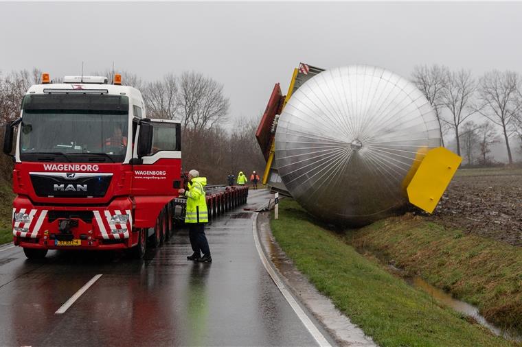 Schwertransport gescheitert: Kohlendioxid-Tank rutscht im Emsland in Graben Ein Behälter liegt im Straßengraben auf der Ortsumgehung Sögel nach einem Unfall bei einem Schwertransport mit zwei Kohlendioxidbehältern.