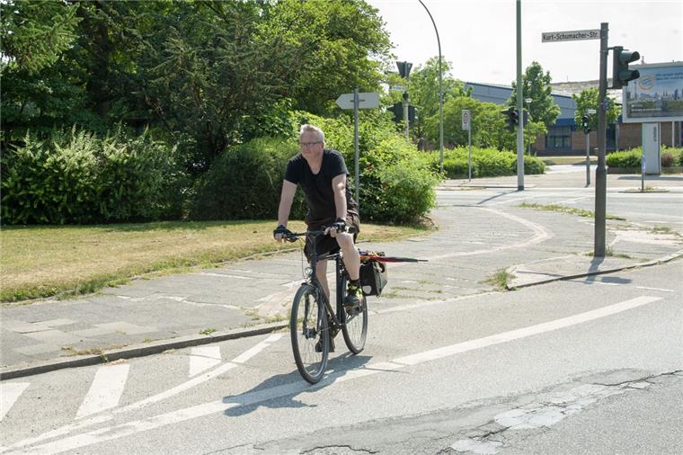 Bremerhaven: ADFC kritisiert mangelndes Radverkehrskonzept Ein Beispiel für die Nicht-Umsetzung des Radverkehrskonzepts: Der Radweg, der an der Hans-Böckler-Straße auf dem Parkstreifen endet. Christian Peters vom ADFC kritisiert die Radfahrpolitik in der Stadt scharf.