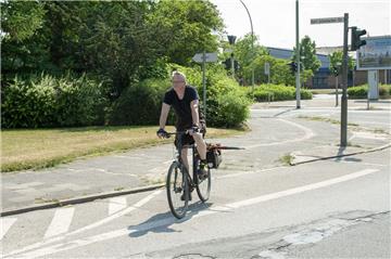 Ein Beispiel für die Nicht-Umsetzung des Radverkehrskonzepts: Der Radweg, der an der Hans-Böckler-Straße auf dem Parkstreifen endet. Christian Peters vom ADFC kritisiert die Radfahrpolitik in der Stadt scharf.