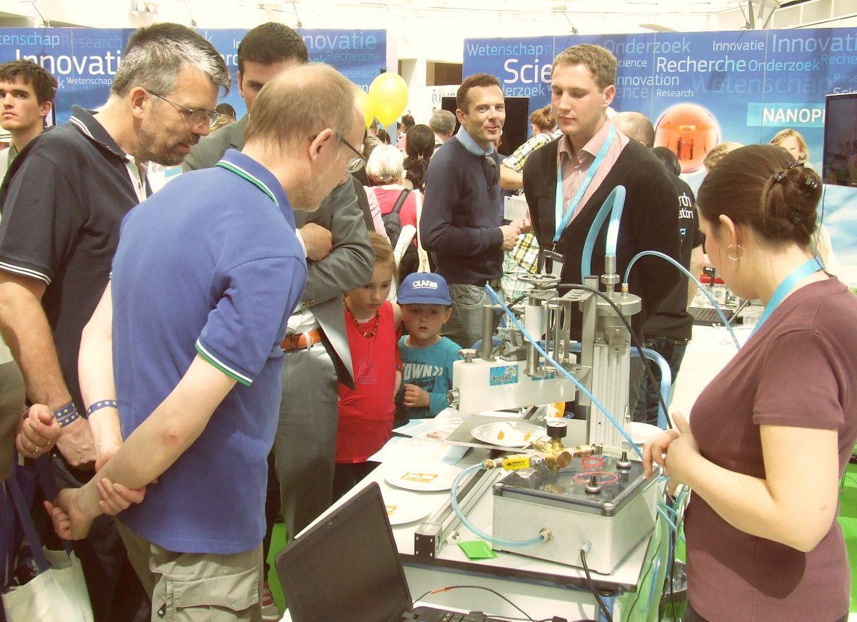 Ein Beispiel für ein geglücktes Start-up: Das Unternehmen Biozoon präsentiert seinen 3-D-Essensdrucker auf einer Messe.  