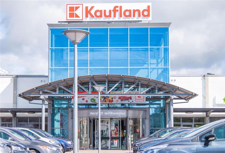 Kaufland-Kunden aufgepasst! Dieses beliebte Bier wird plötzlich nicht mehr verkauft Der Eingang einer Kaufland-Filiale mit davor geparkten Autos. Bei Kaufland ist jetzt ein beliebtes Bier aus den Regalen verschwunden.